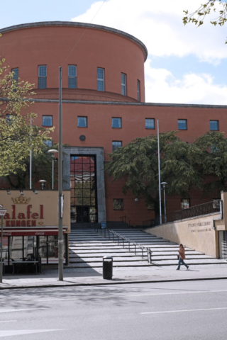 Stockholms stadsbibliotek, huvudentrén på Sveavägen